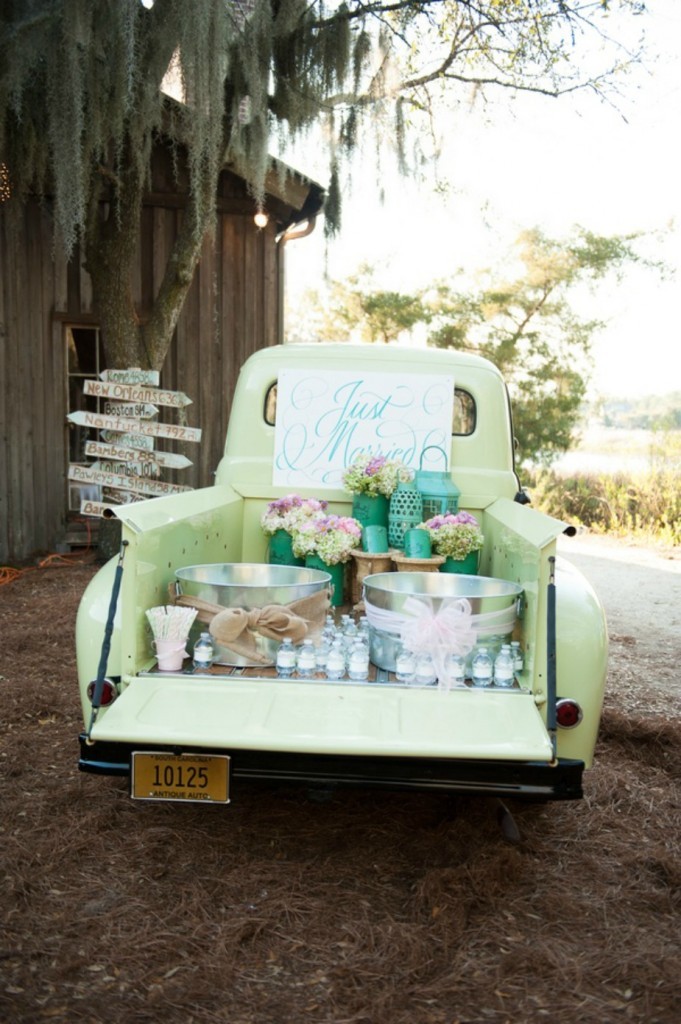 Outdoor- wedding-reception-beverage-station-vintage-truck