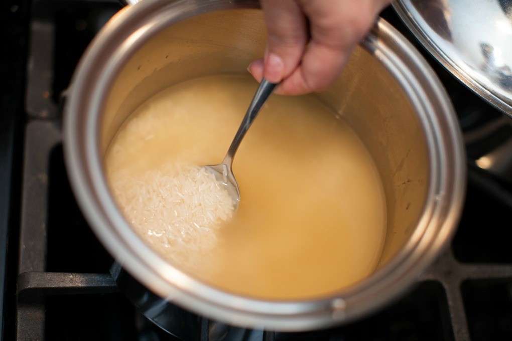 Rice, Chicken broth in Kitchen Charm Sauce Pan